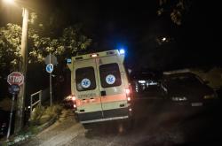 Τροχαίο δυστύχημα με θύματα δύο 20χρονους σημειώθηκε χθες το βράδυ στο 21ο χιλιόμετρο της παλαιάς εθνικής οδού Καλαμάτας-Τρίπολης, στο ύψος της περιοχής Άγιος Φλώρος Μεσσηνίας.  Ειδικότερα, σύμφωνα με την αστυνομία, το ΙΧ επιβατικό αυτοκίνητο που οδηγούσε ο ένας 20χρονος και επέβαινε ο συνομήλικός του εξετράπη, για άγνωστο ακόμα λόγο, από την πορεία του, εισήλθε σε γειτονικό χωράφι και στη συνέχεια προσέκρουσε σε ελαιόδεντρο και τοίχο σπιτιού.  Από τη σύγκρουση τραυματίστηκαν θανάσιμα οι δύο 20χρονοι, ενώ π