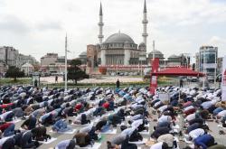Ο Ερντογάν βυθίζει όλο και πιο βαθιά την Τουρκία στον ισλαμο-συντηρητισμό.