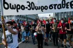 Σε εξέλιξη το συλλαλητήριο στο Σύνταγμα ενάντια στο εργασιακό νομοσχέδιο - Κλειστό το κέντρο της Αθήνας