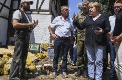 Η καγκελάριος Άγγελα Μέρκελ υποσχέθηκε την ταχεία χορήγηση οικονομικής βοήθειας, μετά την επίσκεψή της σε μία από τις περιοχές που δέχθηκε σκληρό πλήγμα από τις πρωτοφανείς πλημμύρες