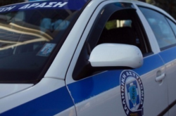 Πάνω από 65 κιλά κάνναβη κατάσχεσαν αστυνομικοί σε περιοχή της Καστοριάς, συλλαμβάνοντας πέντε Αλβανούς και μία Ελληνίδα, που κατηγορούνται ότι διακινούσαν την ναρκωτική ουσία, την οποία επρόκειτο να διοχετεύσουν στην ελληνική επικράτεια. Σε αστυνομική επιχείρηση που έγινε το πρωί του Δεκαπενταύγουστου εντοπίστηκε και ακινητοποιήθηκε ένα Ι.Χ. αυτοκίνητο με οδηγό 29χρονο, μέσα στο οποίο βρέθηκαν τέσσερις ταξιδιωτικοί σάκοι που περιείχαν ακατέργαστη κάνναβη, συνολικού βάρους 63 κιλών και 850 γραμμαρίων, όπως 