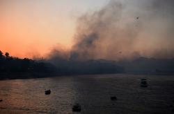 Σε επιφυλακή σκάφη του Λιμενικού λόγω της φωτιάς στην Αιγιάλεια