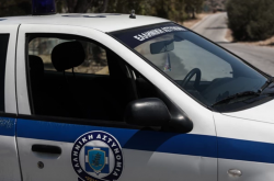 Ένας 25χρονος, ο οποίος ενέχεται σε υπόθεση θανάτωσης ζώου, συνελήφθη χθες το μεσημέρι από αστυνομικούς, παρουσία πταισματοδίκη, σε περιοχή του δήμου Χαλκηδόνας στη Θεσσαλονίκη. Όπως προέκυψε από την έρευνα των αστυνομικών ο συλληφθείς, τα ξημερώματα της 20ης Αυγούστου επιτέθηκε με τη χρήση αιχμηρού αντικειμένου σε σκύλο ιδιοκτησίας 65χρονου. Στη συνέχεια, επιτέθηκε και ο σκύλος ιδιοκτησίας του, με αποτέλεσμα τη θανάτωσή του ζώου του 65χρονου. Σημειώνεται ότι στο πλαίσιο της διερεύνησης της υπόθεσης από τις
