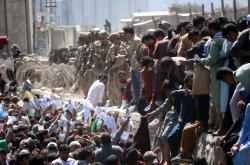 Αιματοκύλισμα στην Καμπούλ: Χάος και πανικός στο αεροδρόμιο - Δεκάδες νεκροί και τραυματίες στις δύο βομβιστικές επιθέσεις