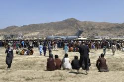 Αφγανιστάν: «Απίστευτα μεγάλο πλήθος» στο αεροδρόμιο της Καμπούλ