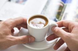 Η καθημερινή κατανάλωση καφέ μειώνει τον κίνδυνο για εγκεφαλικό, θάνατο από καρδιαγγειακή νόσο ή άλλη αιτία