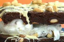 Brownies σοκολάτας με φυστικοβούτυρο & λιωμένη κουβερτούρα