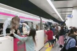 Ιαπωνία: Τουλάχιστον 15 τραυματίες έπειτα από την επίθεση που εξαπέλυσε ένας νεαρός μέσα σε βαγόνι τρένου