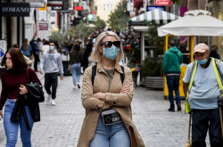 Την Τετάρτη 3 Νοεμβρίου συνεδριάζει η Επιτροπή των Ειδικών για την αντιμετώπιση της αύξησης των κρουσμάτων του κορωνοϊού και στο τραπέζι έχουν τεθεί κάποια νέα μέτρα προς εξέταση. Σύμφωνα με το ΣΚΑΪ, υπάρχουν σκέψεις να γίνει κατηγοριοποιήση των περιοχών ανάλογα με την επιδημιολογική τους εικόνα. Ωστόσο, στο επίκεντρο της επιτροπής θα είναι κυρίως οι μεικτοί χώροι. Στις περιοχές υψηλού κινδύνου θα ισχύουν τα εξής: •	Μάσκα παντού •	Διασκέδαση: Καθιστοί και με μάσκα και στους αμιγείς χώρους. Τι λέει η κυβέρνη