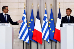 Η πρόσφατη ελληνογαλλική συμφωνία περί αμοιβαίας άμυνας στην επικράτεια των δύο χωρών, δεν περιλαμβάνει την ΑΟΖ σύμφωνα με τις διευκρινίσεις του γαλλικού υπουργείου Άμυνας στο ευρωπαϊκό δίκτυο EUROACTIV.