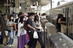 Στους 17 ανέρχονται οι τραυματίες από την επίθεση με μαχαίρι και την πυρκαγιά που προκάλεσε σήμερα ένας νεαρός μέσα σε τρένο στο Τόκιο, σύμφωνα με τα τοπικά μέσα ενημέρωσης.  Ένα βίντεο που τραβήχτηκε μέσα στον συρμό και αναρτήθηκε στο Twitter δείχνει τους πανικόβλητους επιβάτες να τρέχουν μέσα στο τρένο για να γλιτώσουν από τις φλόγες και τους καπνούς.  Σε άλλο βίντεο οι επιβάτες βγαίνουν από τα παράθυρα του τρένου της γραμμής Κεϊό, το οποίο έχει ακινητοποιηθεί σε έναν σταθμό, στα δυτικά προάστια της ιαπων