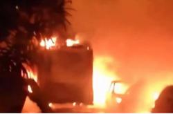 Πατήσια: Φωτιά σε απορριμματοφόρο του δήμου Αθηναίων – Σοβαρές ζημιές σε 11 σταθμευμένα αυτοκίνητα	