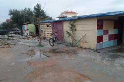 Απίστευτη φρικιαστική ιστορία στο Βόλο: Είχαν τον 55χρονο γιο τους δεμένο με αλυσίδα 15 μέτρων στην αυλή του σπιτιού!!!