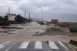 Λάρισα: Κομμένοι δρόμοι και πλημμυρισμένα σπίτια (ΦΩΤΟ-ΒΙΝΤΕΟ)