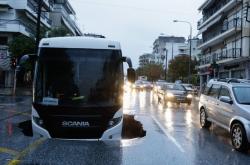 Θεσσαλονίκη: Υποχώρησε το οδόστρωμα και «κατάπιε» λεωφορείο (ΦΩΤΟ)