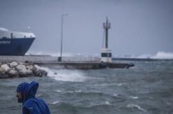 Προβλήματα σε ακτοπλοϊκά δρομολόγια στη βόρεια Ελλάδα από τους ισχυρούς ανέμους- Βροχές και καταιγίδες και σήμερα