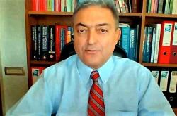 Ο γνωστός καθηγητής πνευμονολογίας βρισκόνταν στην Καλαμπάκα μαζί με συναδέλφους του και έγινε στόχος του ιδιοκτήτη της ταβέρνας και του γιού του