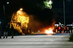 Κλειστός παραμένει ο αυτοκινητόδρομος Κορίνθου-Πατρών από ομάδες διαδηλωτών που διαμαρτύρονται για τον θάνατο του 20χρονου 