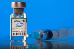 Pfizer: Οι λοιμώξεις Covid-19 σε εμβολιασμένους είναι πιο σοβαρές σε ανθρώπους με εξασθενημένο ανοσοποιητικό