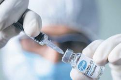 Στις νέες οδηγίες του FDA, τα mRNA εμβόλια των εταιρειών Pfizer και Moderna έλαβαν έγκριση για μία ενισχυτική δόση (booster) σε όλους τους ενήλικες μετά την ολοκλήρωση του εμβολιασμού τους με ένα εγκεκριμένο COVID-19 εμβόλιο