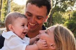 Φωτογραφίζει τον Βασίλη Κικίλια αγκαλιά με τον 11 μηνών γιο τους