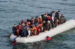 Τουλάχιστον τέσσερις σοροί μεταναστών περισυνελέγησαν από πλωτό του λιμενικού βόρεια των Αντικυθήρων