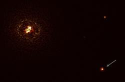Ο «χορός των γιγάντων»: Ανακαλύφθηκε νέος τεράστιος εξωπλανήτης γύρω από το μεγαλύτερο αστρικό «δίδυμο» μέχρι σήμερα