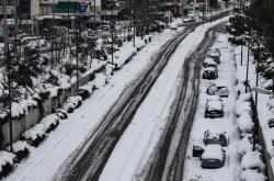 Σε ποια σημεία της Αττικής έχει διακοπεί η κυκλοφορία λόγω χιονόπτωσης και σε ποια διεξάγεται με αντιολισθητικές αλυσίδες