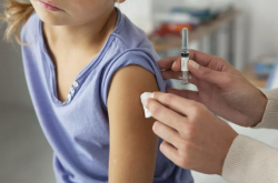 Εμβολιασμός παιδιών: Aλλαγές στα ραντεβού λόγω της κακοκαιρίας «Ελπίς» 