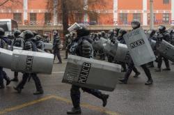 Καζακστάν: Στρατιώτες και αστυνομικοί συλλαμβάνουν οποιονδήποτε κινείται «ύποπτα»