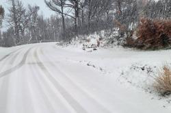 Διακοπή κυκλοφορίας λόγω χιονόπτωσης στη Λεωφόρο Πάρνηθας - Αεροχείμαρρος φέρνει πολικές θερμοκρασίες στη χώρα