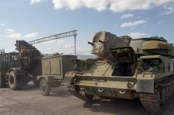 Interfax: Η Μόσχα αποσύρει στρατεύματα από την Κριμαία στη βάση τους στην Τσετσενία