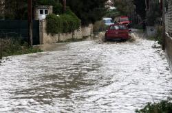 Κρήτη: Με βάρκα απεγκλώβισαν 22 άτομα από πλημμυρισμένο πάρκινγκ (ΒΙΝΤΕΟ)