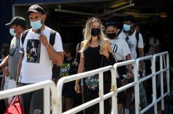 Κορονοϊός: Μέχρι πότε παραμένει η χρήση μάσκας στους εσωτερικούς χώρους