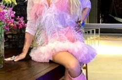 Μύκονος: Η Μαρίνα Πατούλη εντυπωσίασε στη Ανάσταση με το ροζ πουπουλένιο φόρεμά της 