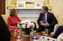 «Σήμερα είναι γιορτή της Δημοκρατίας» δήλωσε η πρόεδρος της Βουλής των Αντιπροσώπων των ΗΠΑ Νάνσι Πελόζι υποδεχόμενη τον Κυριάκο Μητσοτάκη