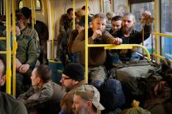 Η Ρωσία ανακοινώνει ότι 694 Ουκρανοί μαχητές από το Αζοφστάλ - Αβέβαιο το μέλλον τους