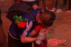 Μικρός Πορτογάλος αγκαλιάζει Γάλλο που κλαίει μετά τον τελικό 