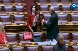 Άγριος διαπληκτισμός στη Βουλή - Συρμαλένιος σε Ασημακοπούλου: Ωραίο στυλ έχεις μωρή!