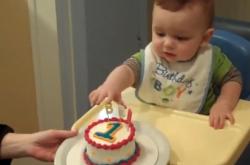 Χρόνια πολλά! Τα μωρά που τρώνε κέικ είναι ότι πιο χαριτωμένο υπάρχει!