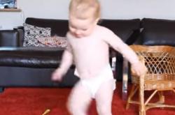 Αυτό το μωρό έχει καλύτερες χορευτικές κινήσεις από εσένα! (ΒΙΝΤΕΟ)