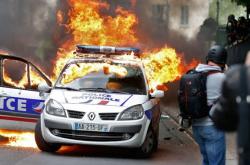Διαδηλωτές έκαψαν αυτοκίνητο της αστυνομίας στη Γαλλία