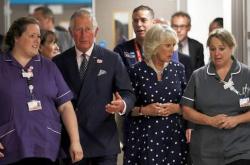 Ο πρίγκιπας Κάρολος και η σύζυγός του, δούκισσα της Κορνουάλης, Καμίλα επισκέφτηκαν 12 από τους τραυματίες της τρομοκρατικής επίθεσης του Λονδίνου (ΦΩΤΟ-ΒΙΝΤΕΟ)