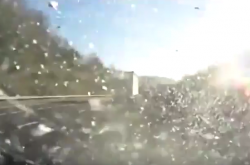Δισκόφρενο νταλίκας έσπασε και καρφώθηκε σε παρμπρίζ διερχόμενου αυτοκινήτου (VIDEO)