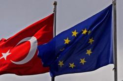 Οι πληροφορίες του Spiegel είναι σκληρές για τη Τουρκία, καθώς η Ευρωπαϊκή Ένωση χρησιμοποιεί πλέον τα κονδύλια τα οποία προορίζονταν για την ενταξιακή βοήθεια προς την Τουρκία για τους Σύρους πρόσφυγες, επειδή πλέον θεωρείται μη ρεαλιστική η ένταξή της στην Ευρωπαϊκή Ένωση.