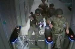 Τη στιγμή που στρατός εισβάλει στο τουρκικό κρατικό κανάλι TRT