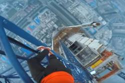 Ανέβηκε στον ψηλότερο γερανό του κόσμου! 