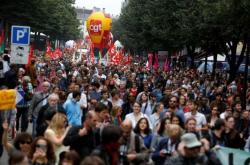 Μπουρλότο... στη Γαλλία: Εγκρίθηκε ο αμφιλεγόμενος εργασιακός νόμος 