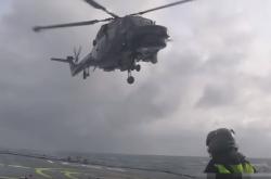 Απίστευτη προσνήωση ελικοπτέρου σε σκάφος με πελώρια κύματα 