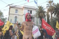 Αθήνα: Με εσώρουχο και μπουρκίνι κατά της απαγόρευσης (ΦΩΤΟ) 
